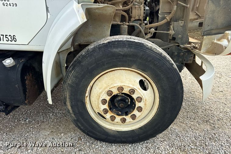 image for item DI9820 2001 International 4700 vacuum truck