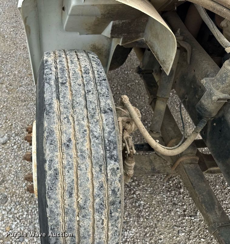 image for item DI9820 2001 International 4700 vacuum truck