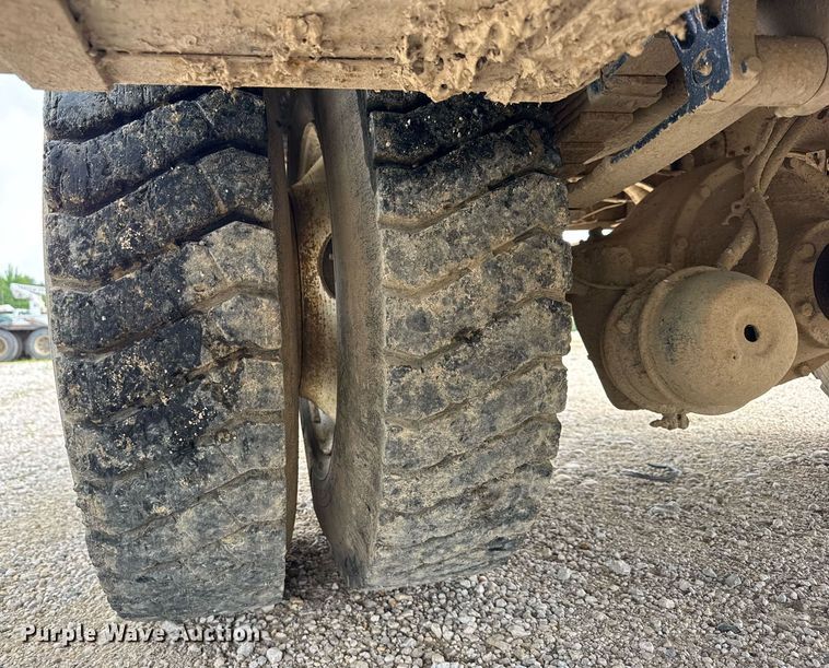 image for item DI9820 2001 International 4700 vacuum truck