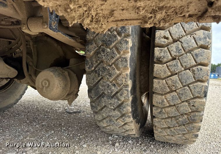 image for item DI9820 2001 International 4700 vacuum truck