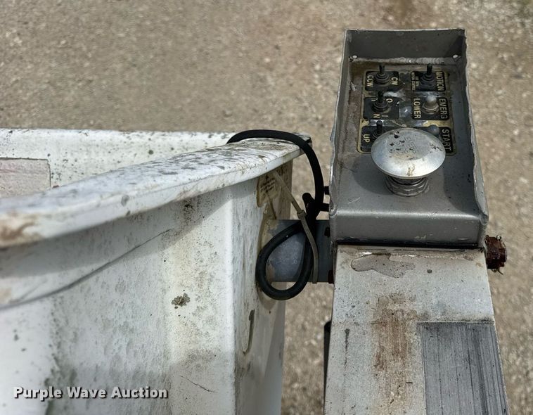 image for item DI9823 1992 Chevrolet C3500HD  bucket truck