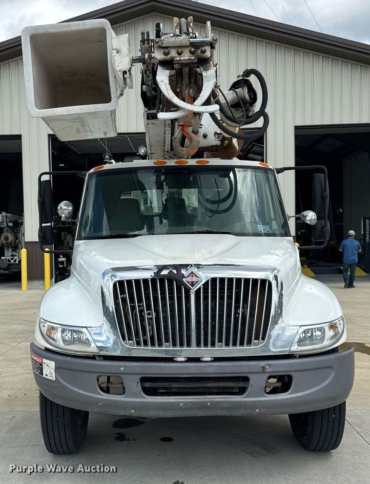 image for item DI9847 2005 International 4300 digger derrick truck