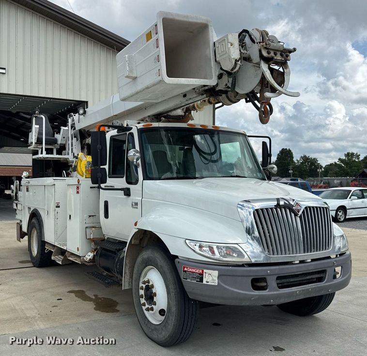 image for item DI9847 2005 International 4300 digger derrick truck