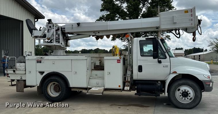 image for item DI9847 2005 International 4300 digger derrick truck