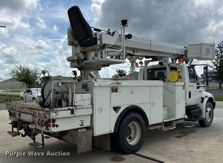 image for item DI9847 2005 International 4300 digger derrick truck