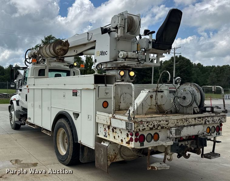 image for item DI9847 2005 International 4300 digger derrick truck