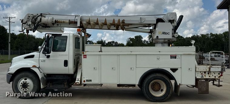 image for item DI9847 2005 International 4300 digger derrick truck