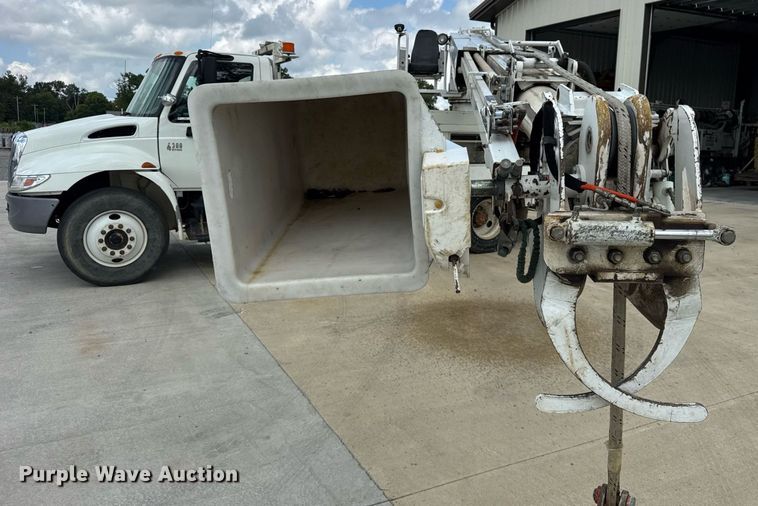 image for item DI9847 2005 International 4300 digger derrick truck