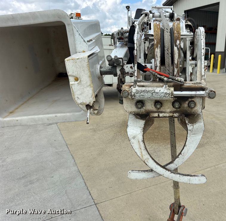 image for item DI9847 2005 International 4300 digger derrick truck