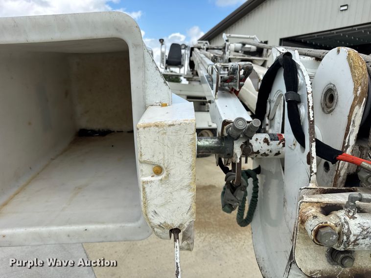 image for item DI9847 2005 International 4300 digger derrick truck