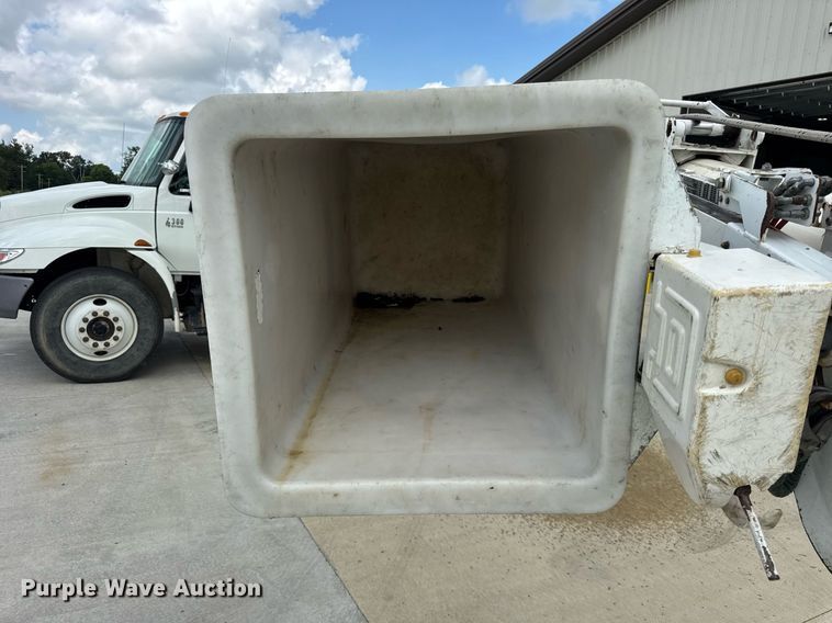 image for item DI9847 2005 International 4300 digger derrick truck