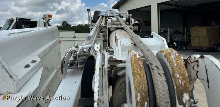 image for item DI9847 2005 International 4300 digger derrick truck