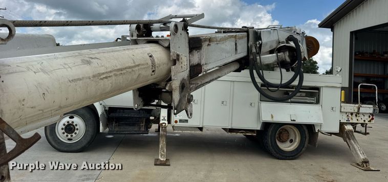 image for item DI9847 2005 International 4300 digger derrick truck