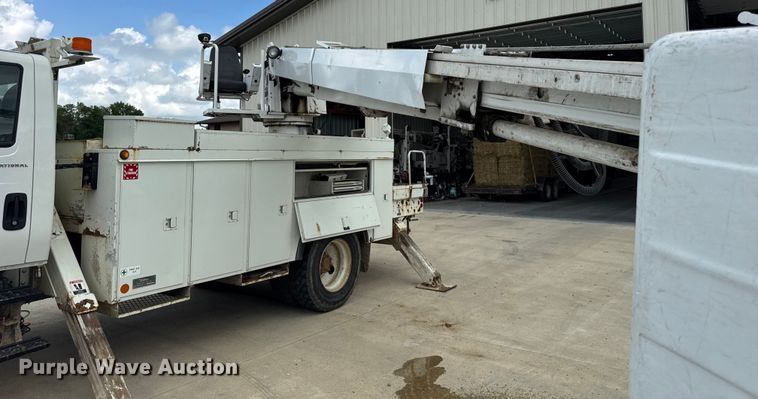 image for item DI9847 2005 International 4300 digger derrick truck