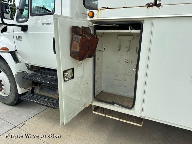 image for item DI9847 2005 International 4300 digger derrick truck