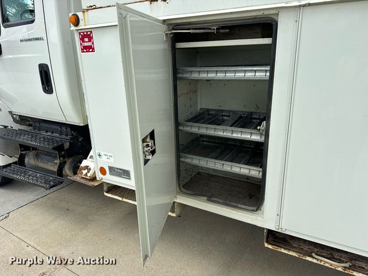 image for item DI9847 2005 International 4300 digger derrick truck