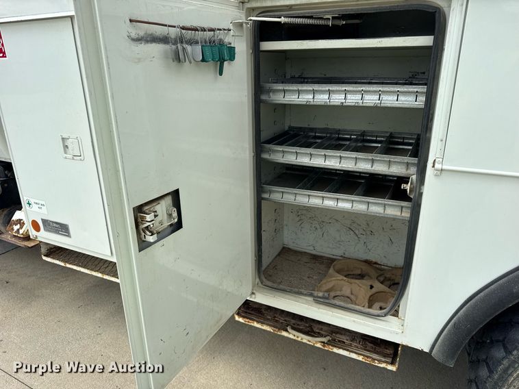 image for item DI9847 2005 International 4300 digger derrick truck