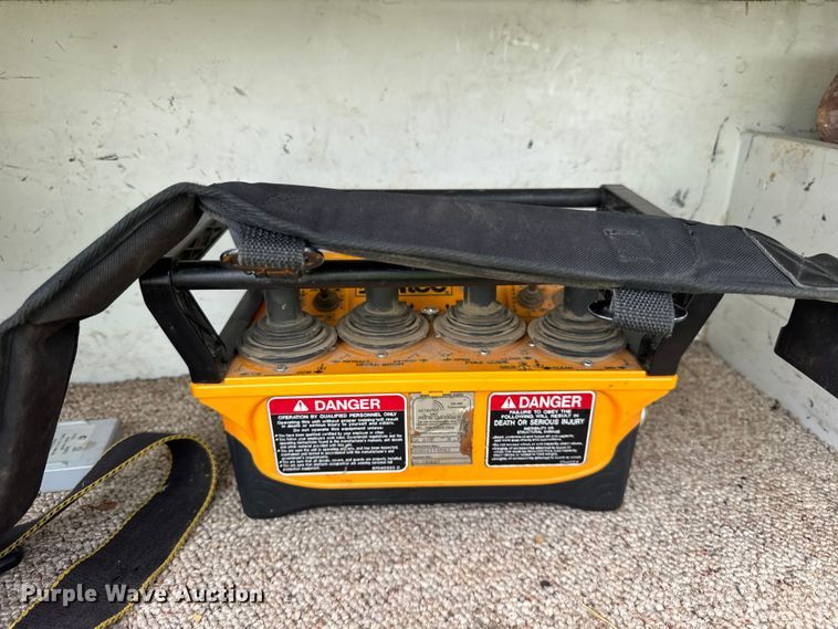 image for item DI9847 2005 International 4300 digger derrick truck