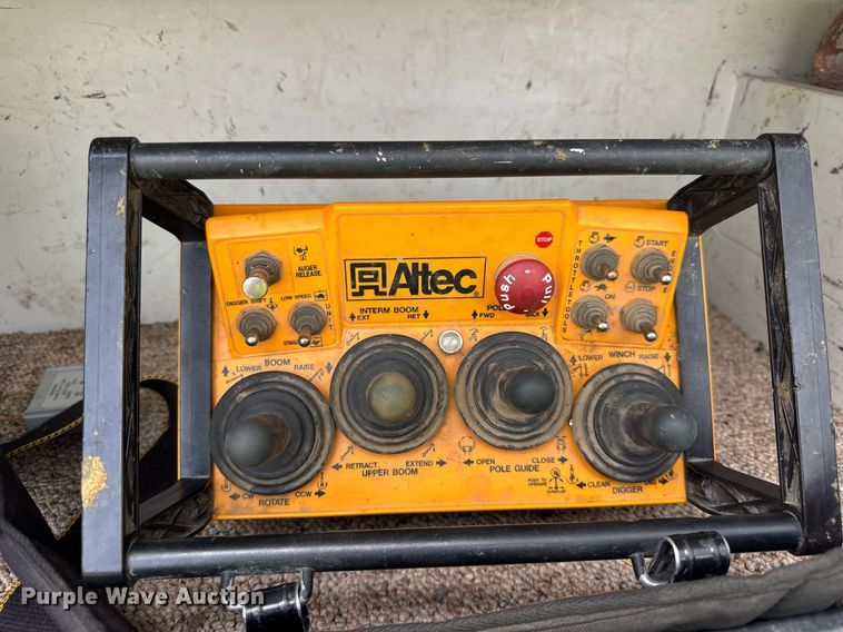 image for item DI9847 2005 International 4300 digger derrick truck