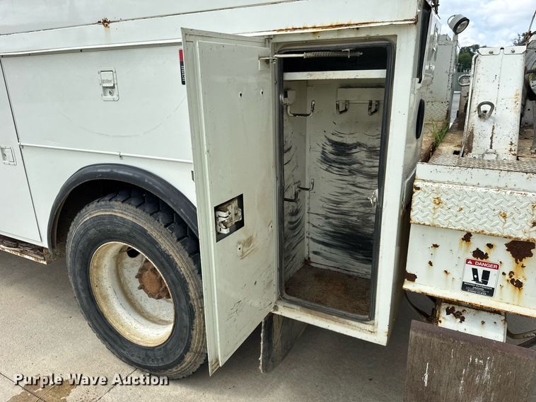 image for item DI9847 2005 International 4300 digger derrick truck