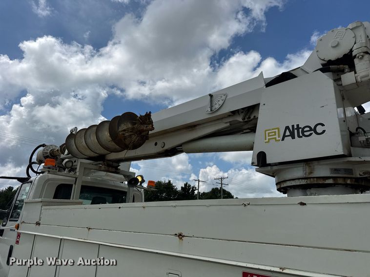 image for item DI9847 2005 International 4300 digger derrick truck