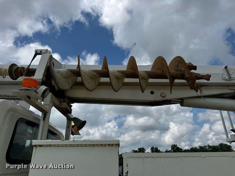 image for item DI9847 2005 International 4300 digger derrick truck