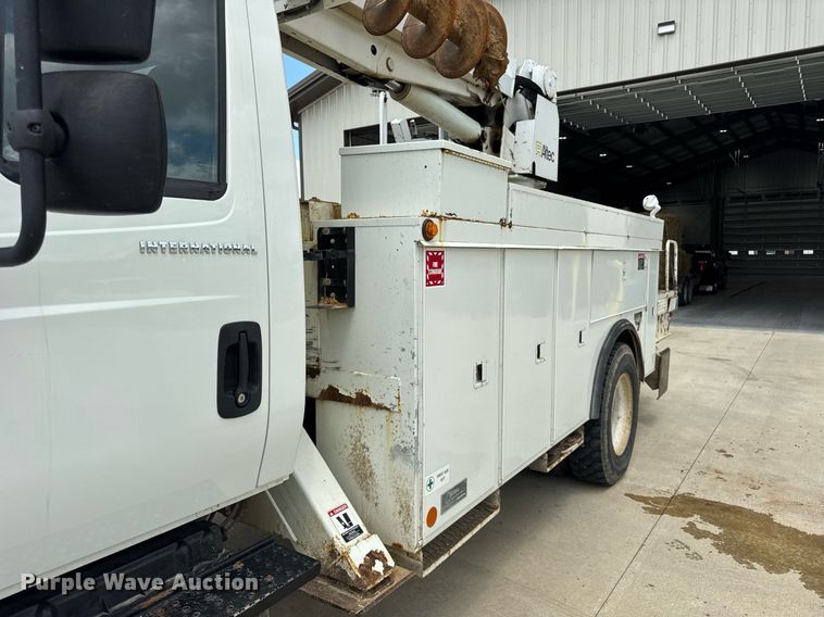 image for item DI9847 2005 International 4300 digger derrick truck