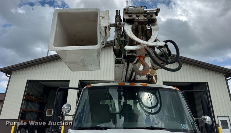 image for item DI9847 2005 International 4300 digger derrick truck