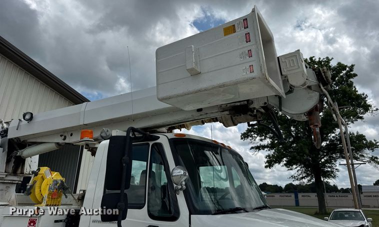 image for item DI9847 2005 International 4300 digger derrick truck