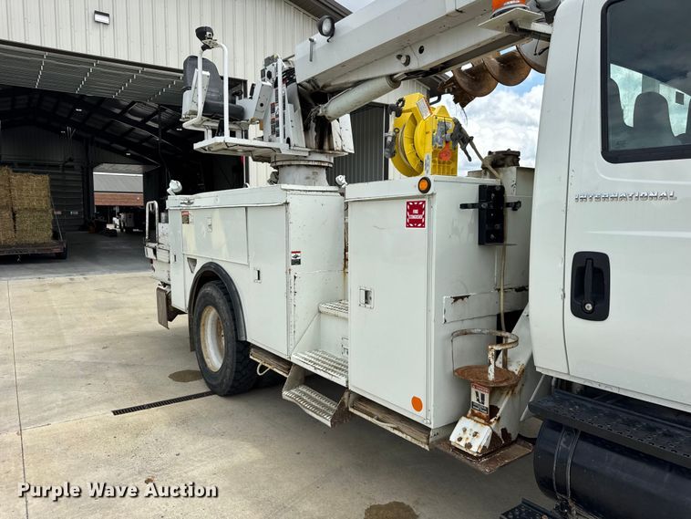 image for item DI9847 2005 International 4300 digger derrick truck