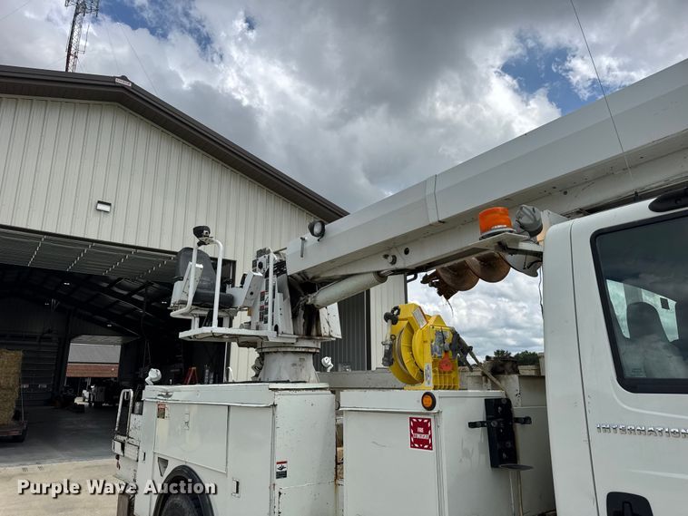 image for item DI9847 2005 International 4300 digger derrick truck