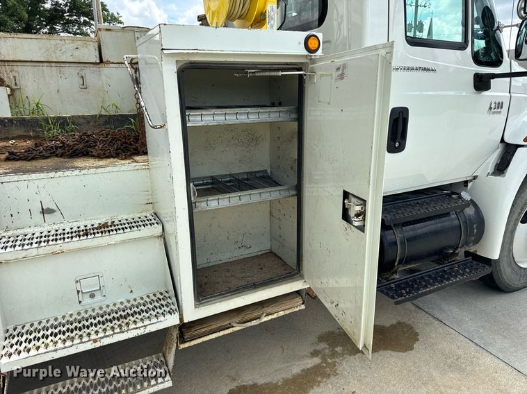 image for item DI9847 2005 International 4300 digger derrick truck