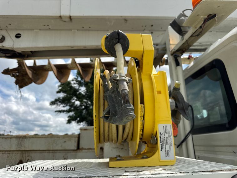 image for item DI9847 2005 International 4300 digger derrick truck