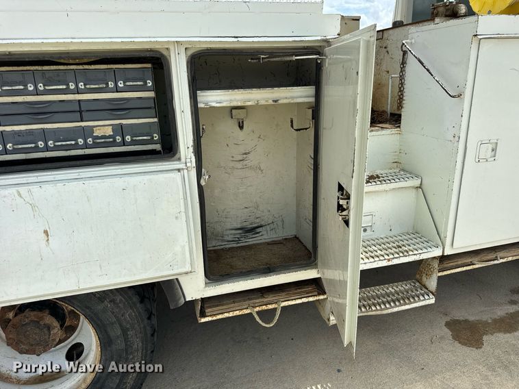 image for item DI9847 2005 International 4300 digger derrick truck