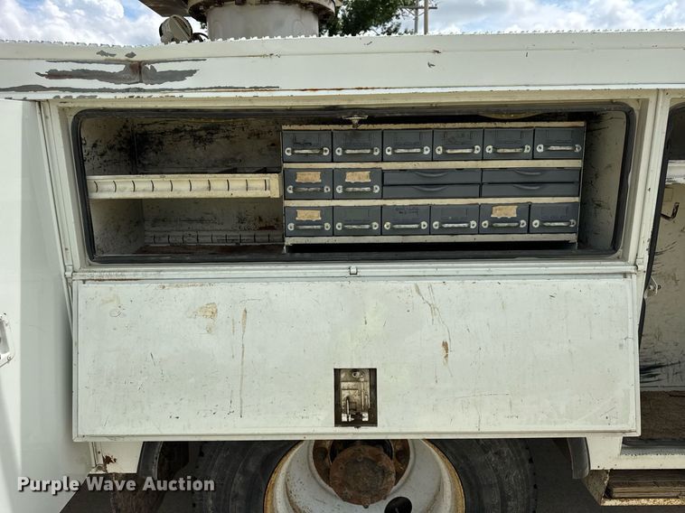 image for item DI9847 2005 International 4300 digger derrick truck