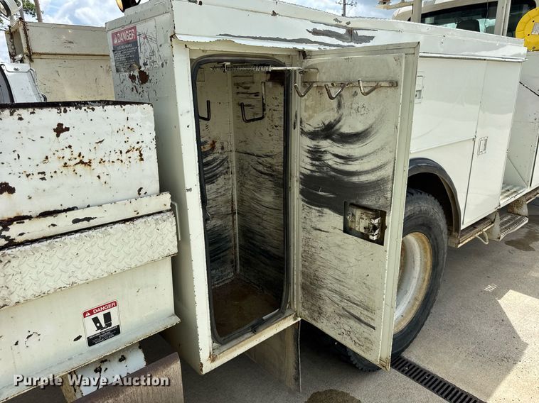 image for item DI9847 2005 International 4300 digger derrick truck