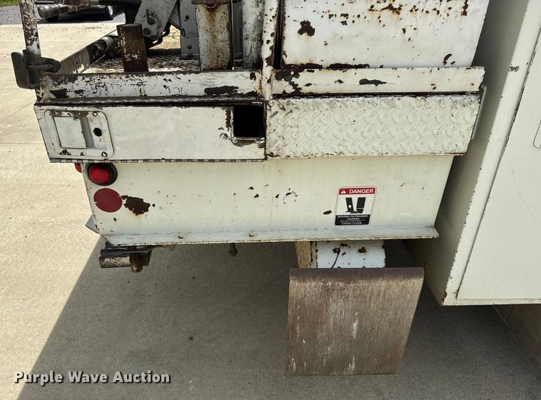 image for item DI9847 2005 International 4300 digger derrick truck