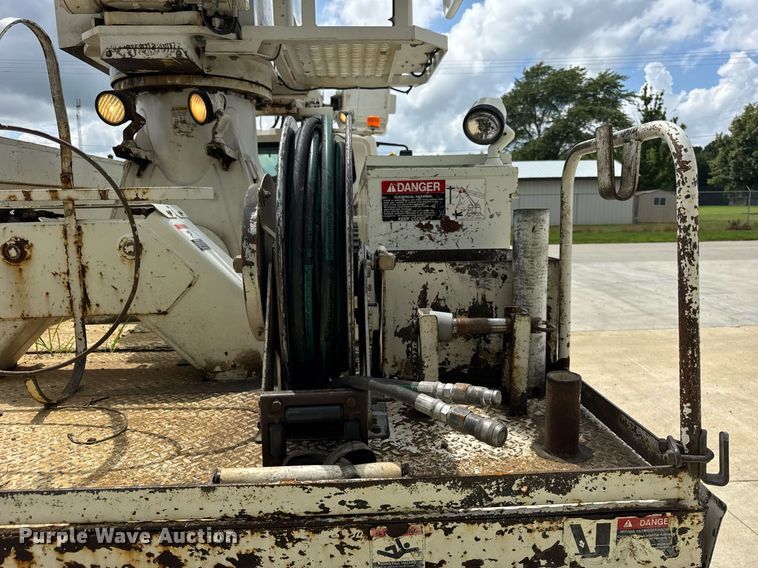 image for item DI9847 2005 International 4300 digger derrick truck