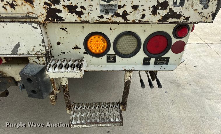 image for item DI9847 2005 International 4300 digger derrick truck