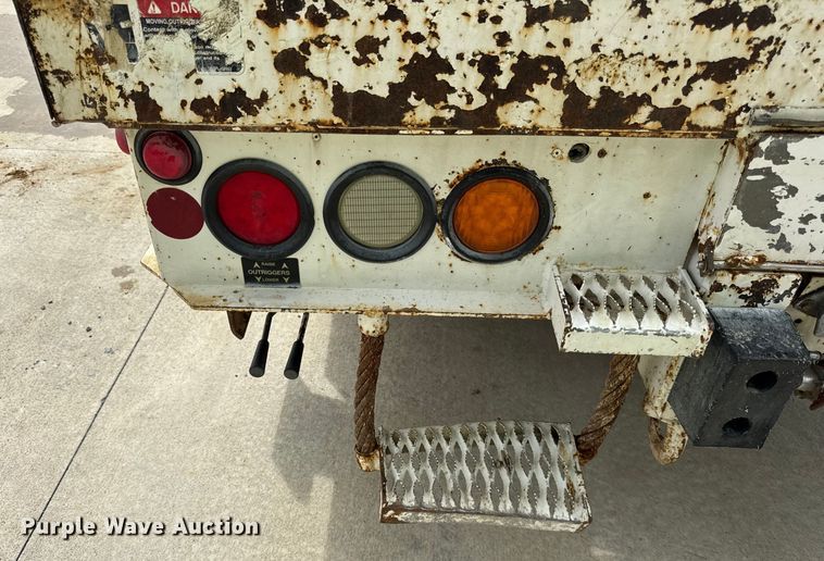 image for item DI9847 2005 International 4300 digger derrick truck