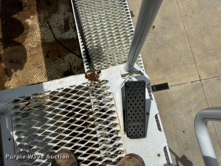 image for item DI9847 2005 International 4300 digger derrick truck