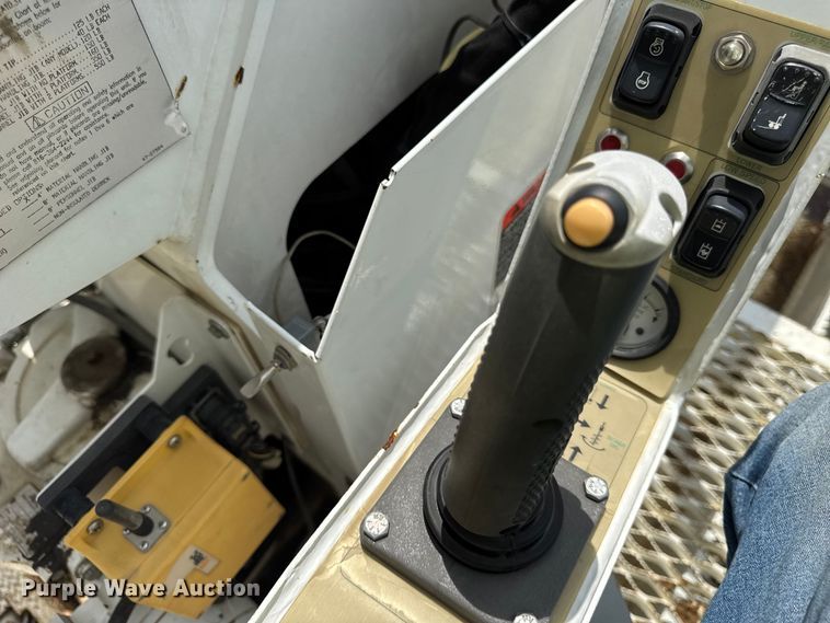 image for item DI9847 2005 International 4300 digger derrick truck