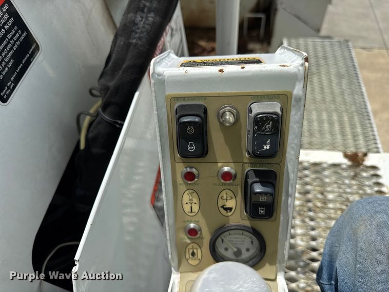 image for item DI9847 2005 International 4300 digger derrick truck