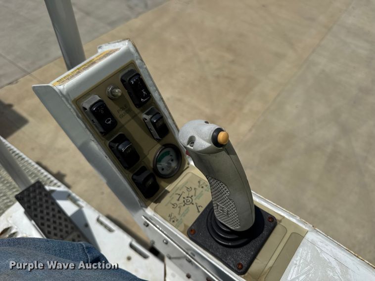 image for item DI9847 2005 International 4300 digger derrick truck