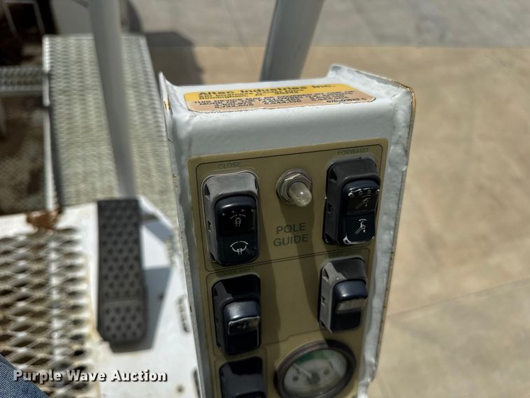 image for item DI9847 2005 International 4300 digger derrick truck