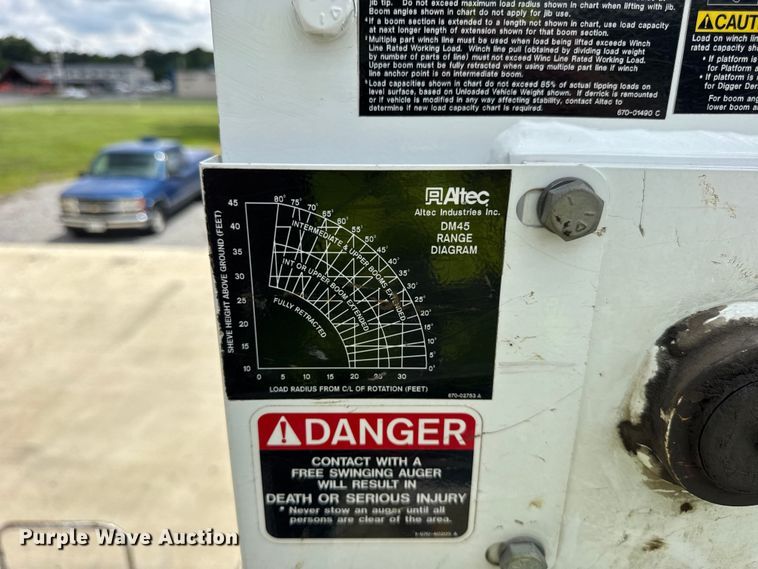 image for item DI9847 2005 International 4300 digger derrick truck