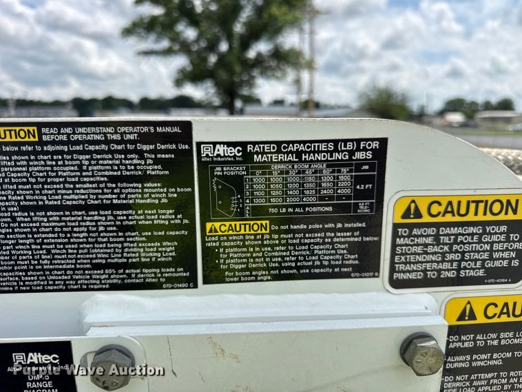 image for item DI9847 2005 International 4300 digger derrick truck