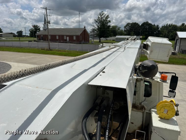 image for item DI9847 2005 International 4300 digger derrick truck