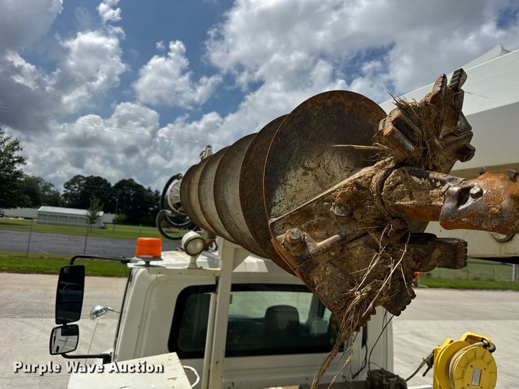 image for item DI9847 2005 International 4300 digger derrick truck