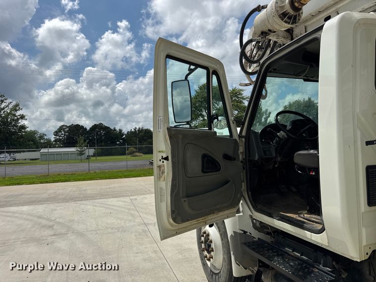 image for item DI9847 2005 International 4300 digger derrick truck